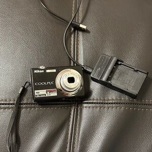 Nikon COOLPIX S220 Black Digital Camera with Charger